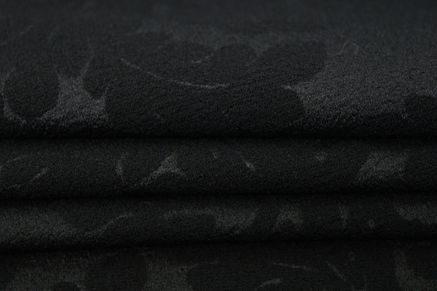 Tissu crêpe - imprimé fleuri - ton noir - photo 2/5 | So Tissus