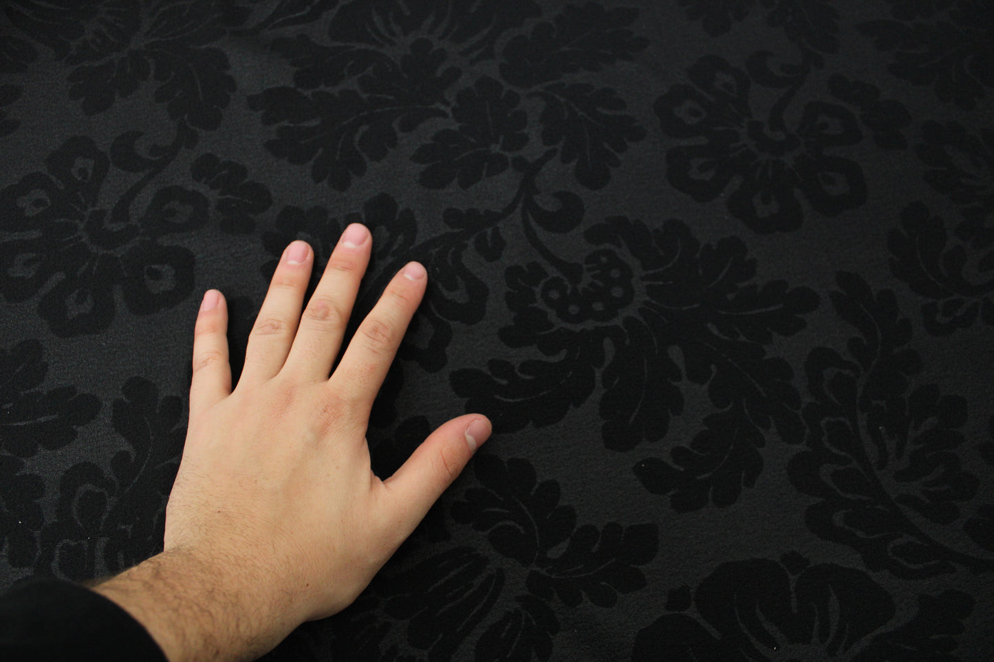 Tissu crêpe - imprimé fleuri - ton noir - photo 4/5 | So Tissus