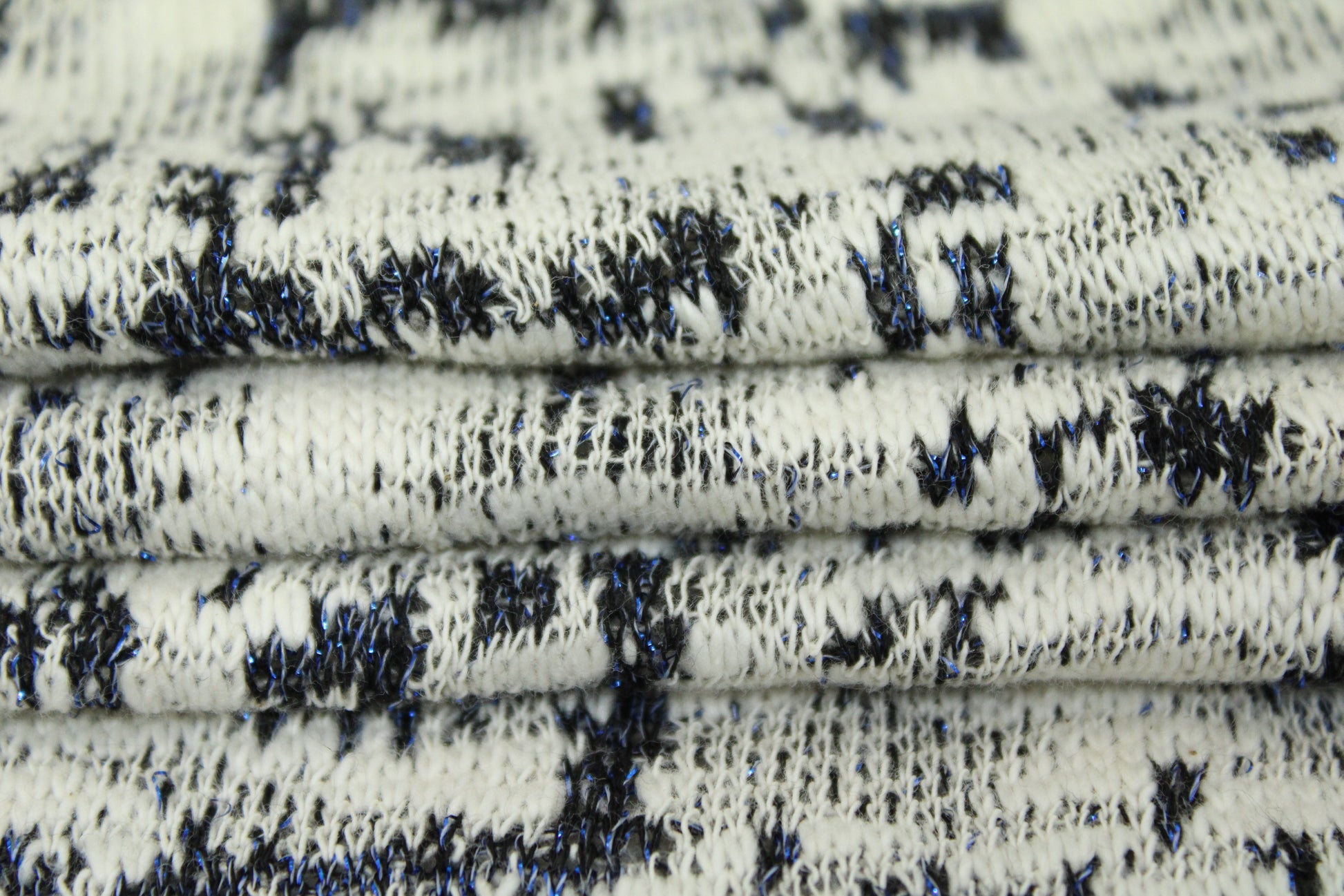 Tissu maille tacheté - blanc, gris et bleu - photo 2/5 | So Tissus