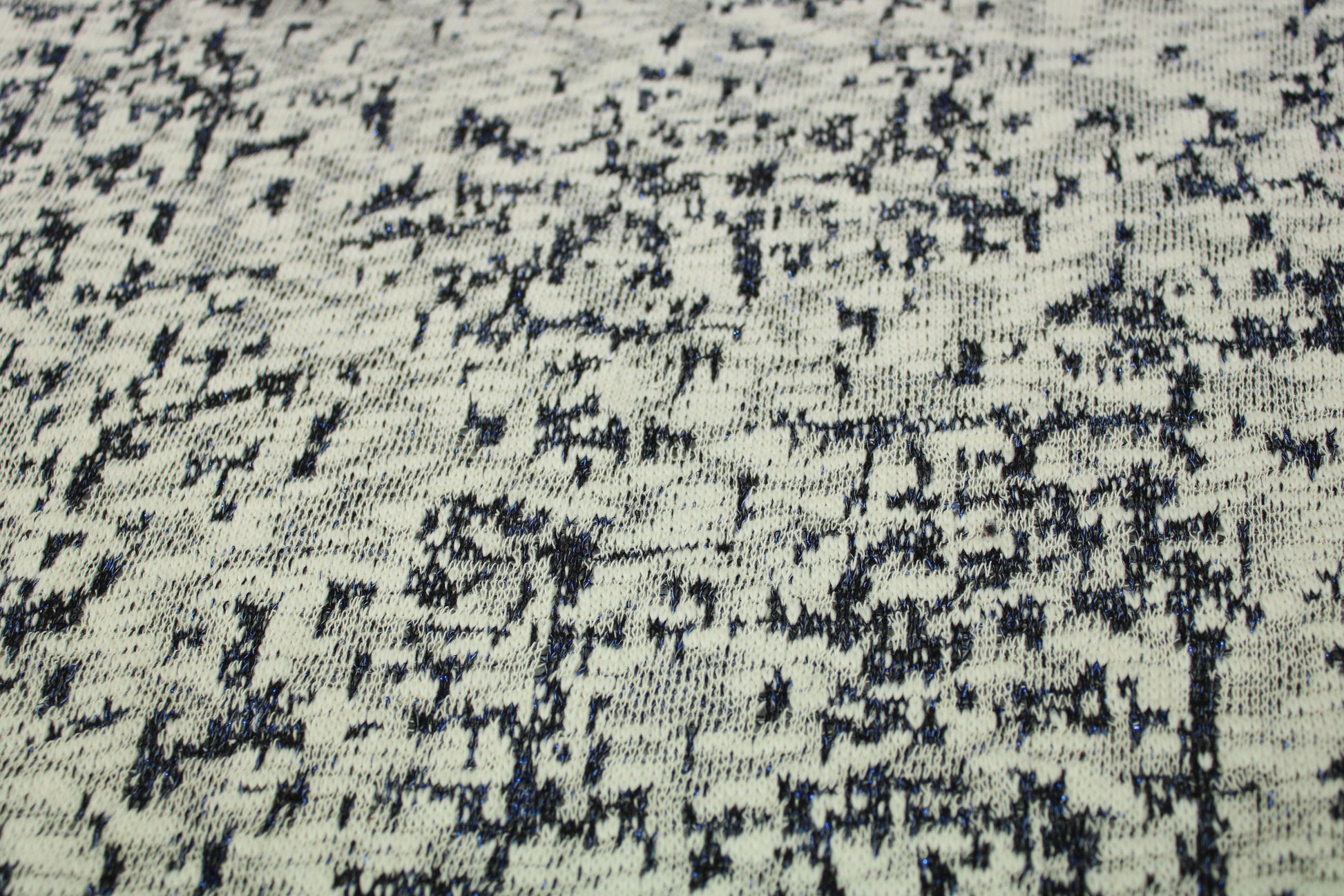 Tissu maille tacheté - blanc, gris et bleu - photo 5/5 | So Tissus