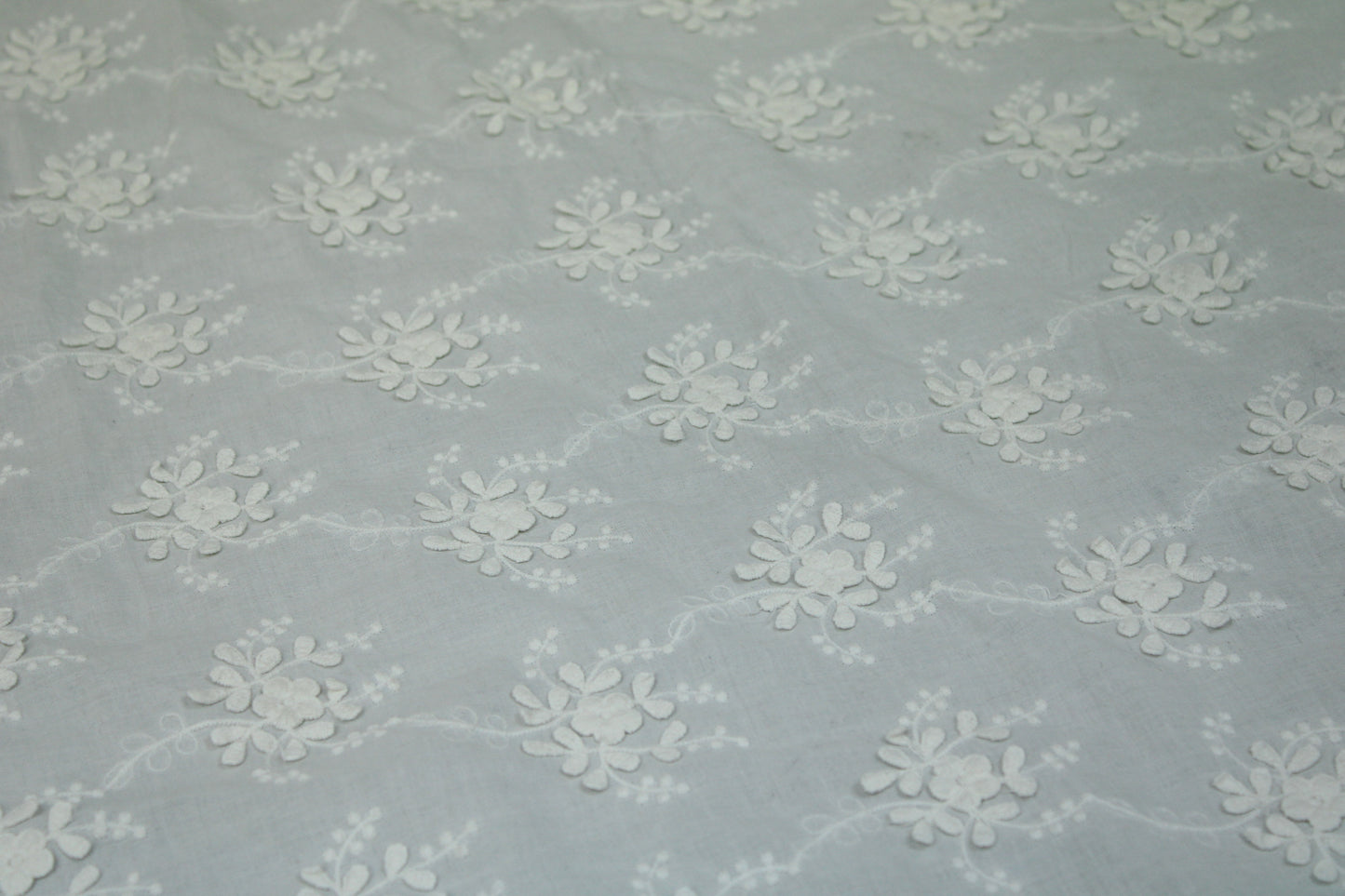 Tissu broderie anglaise - fleuri - blanc - photo 5/5 | So Tissus