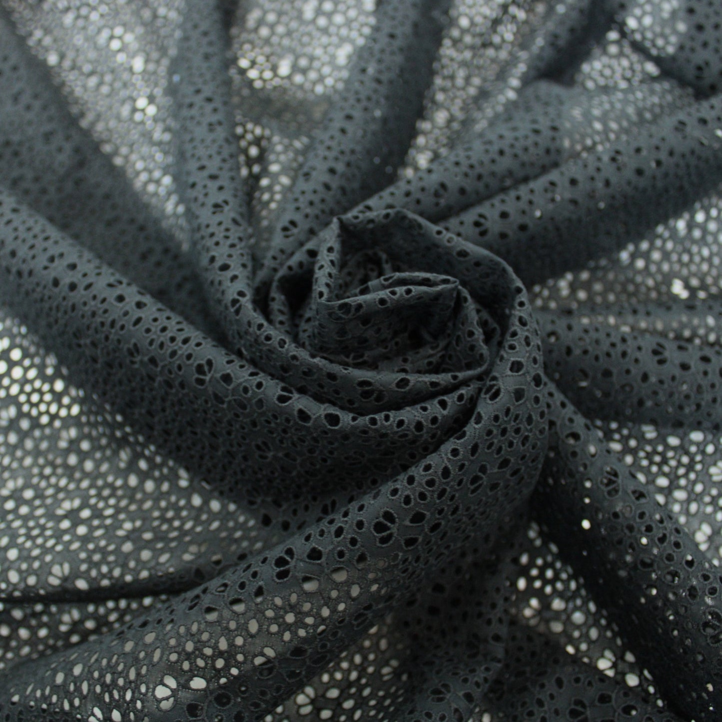 Tissu broderie anglaise - fleuri - noir - photo 1/3 | So Tissus