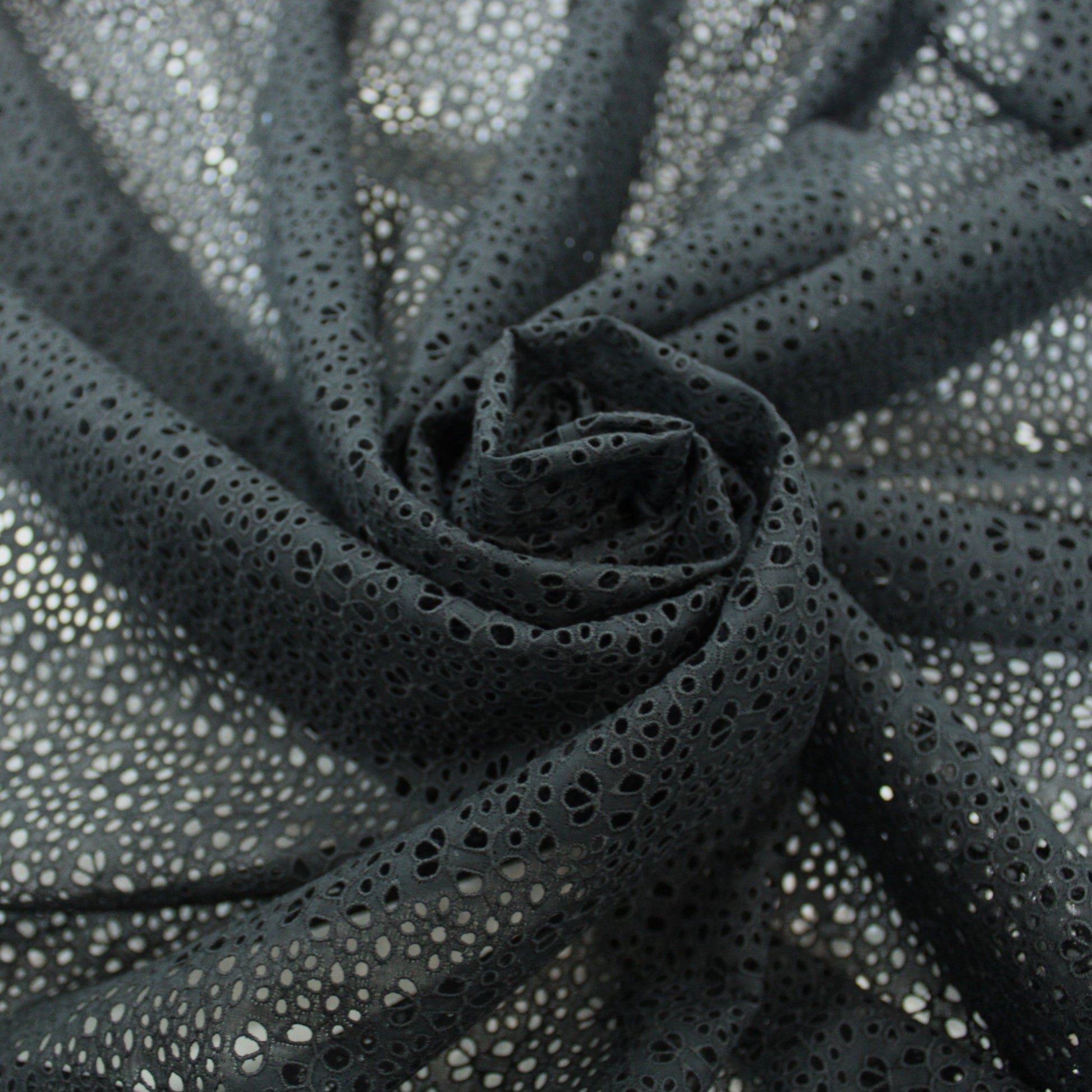 Tissu broderie anglaise - fleuri - noir - photo 1/3 | So Tissus