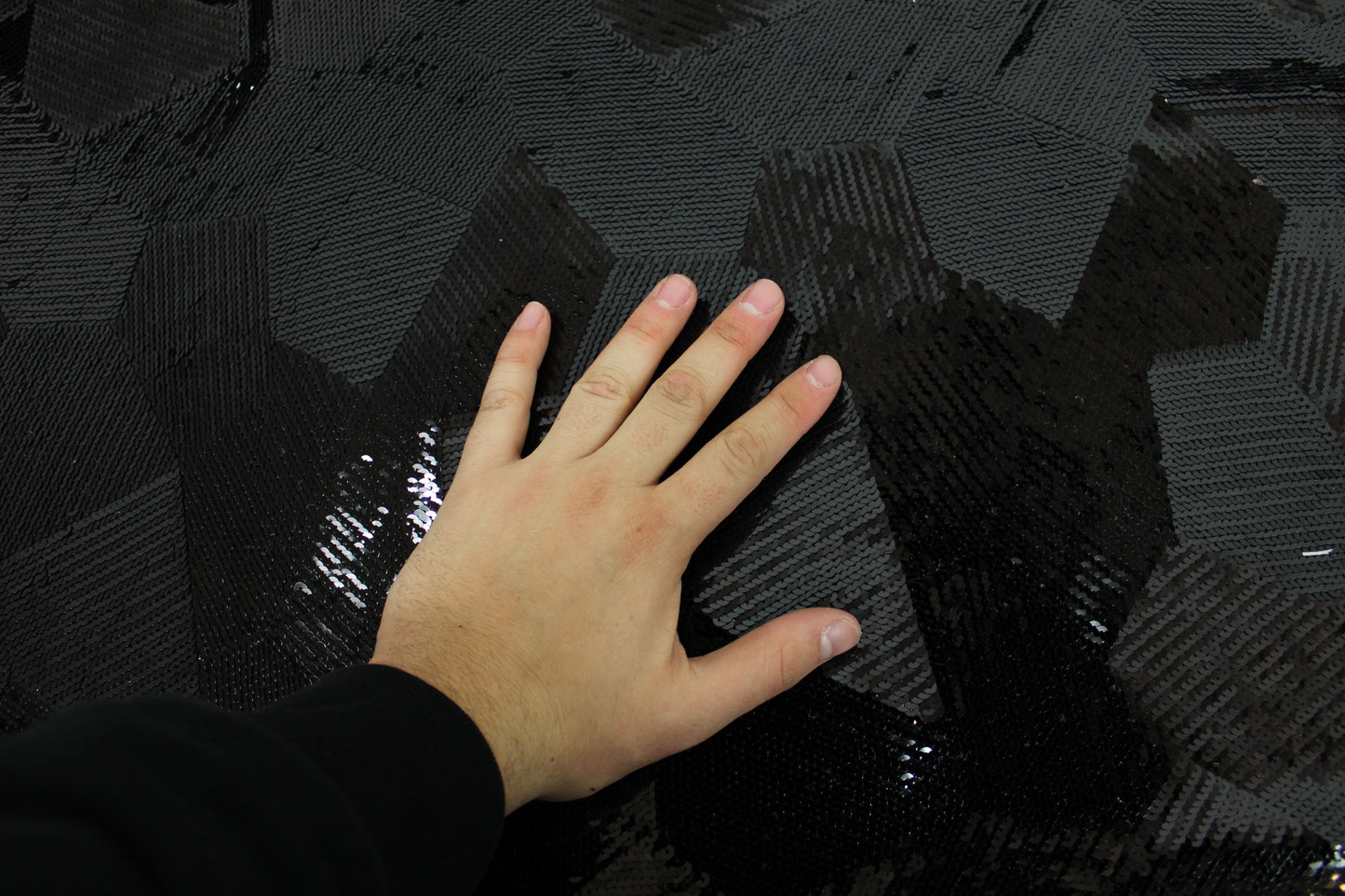 Tissu sequin - motif géométrique - ton noir - photo 4/5 | So Tissus