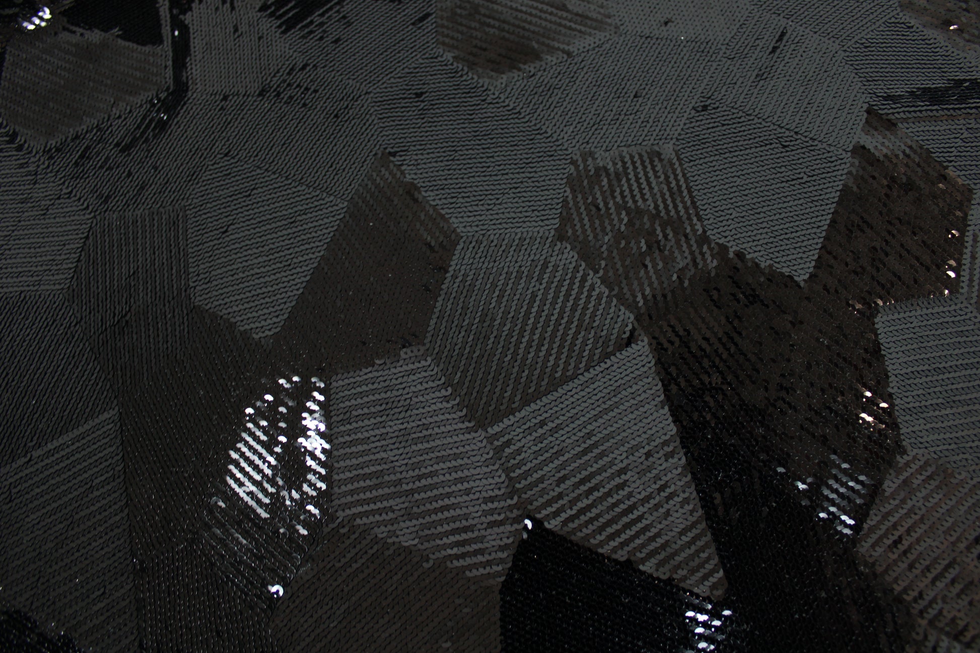 Tissu sequin - motif géométrique - ton noir - photo 5/5 | So Tissus