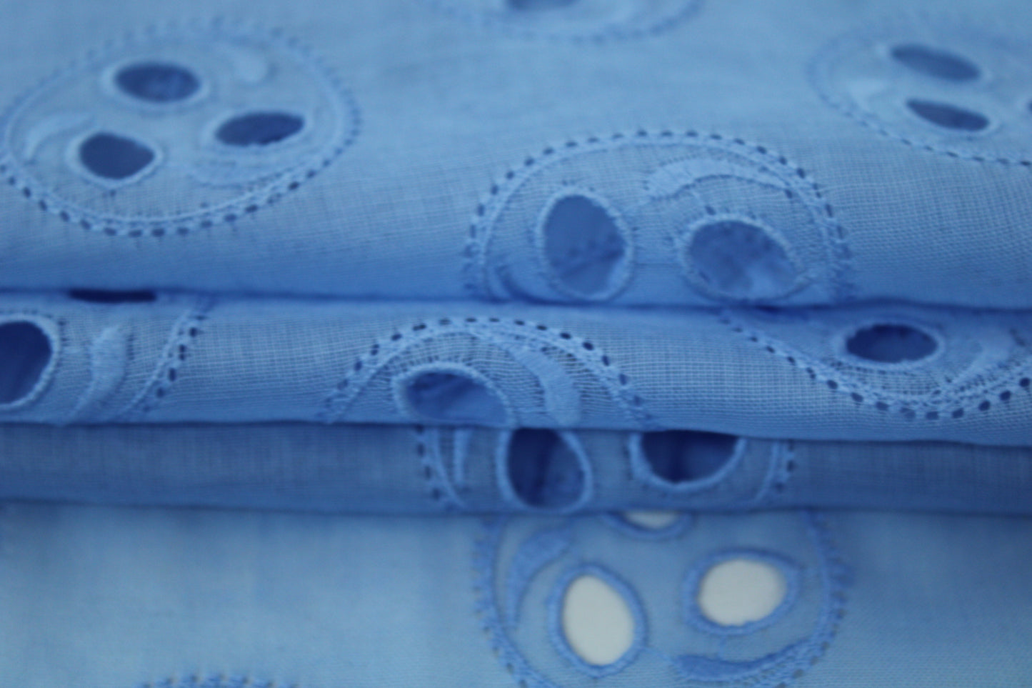 Tissu broderie anglaise - motif circulaire - bleu ciel - photo 2/4 | So Tissus