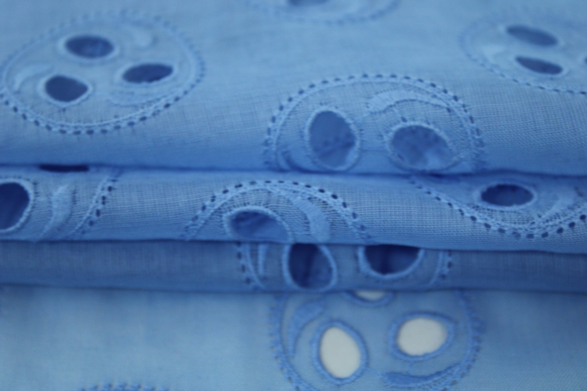Tissu broderie anglaise - motif circulaire - bleu ciel - photo 2/4 | So Tissus