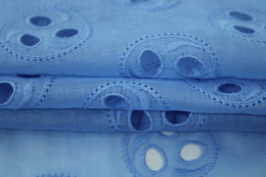 Tissu broderie anglaise - motif circulaire - bleu ciel