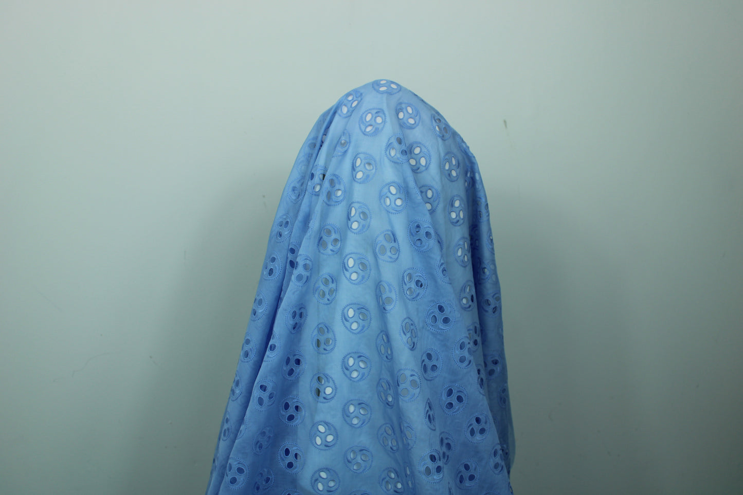 Tissu broderie anglaise - motif circulaire - bleu ciel - photo 3/4 | So Tissus