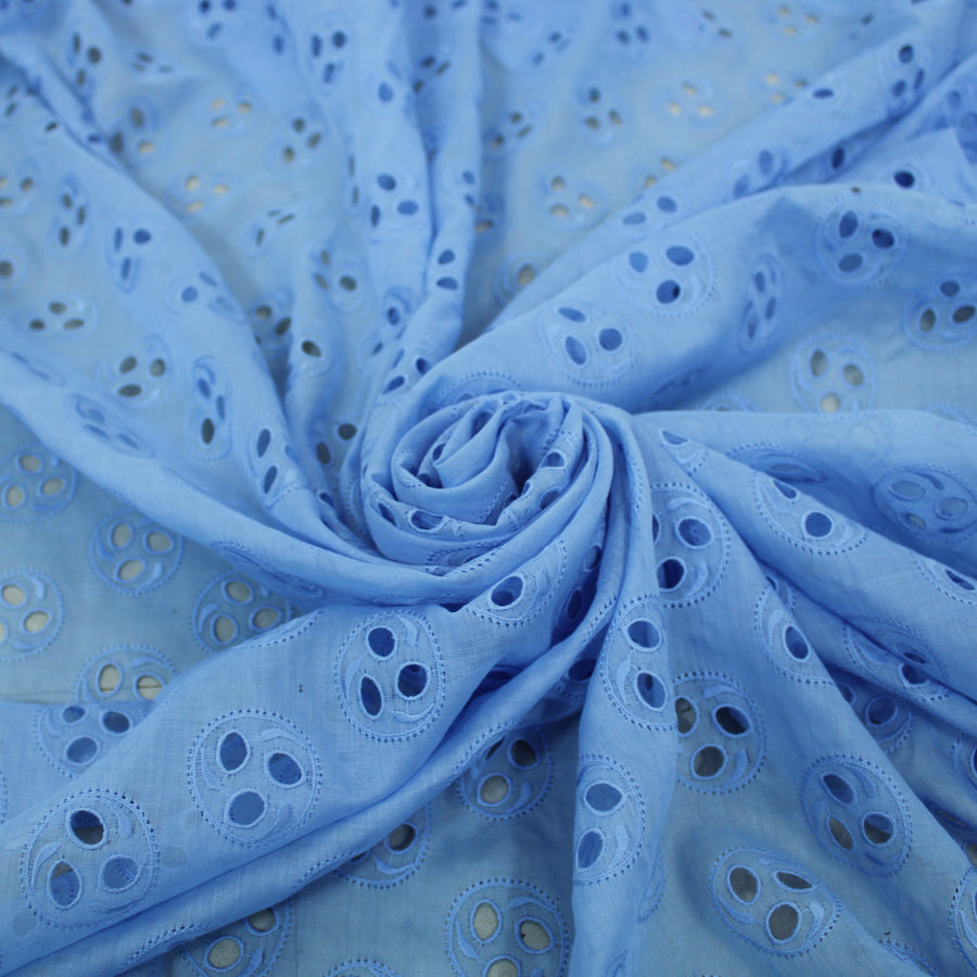 Tissu broderie anglaise - motif circulaire - bleu ciel
