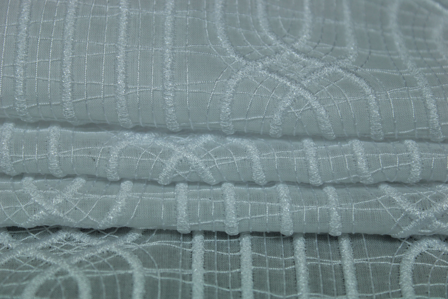 Tissu voile coton brodé - motif géométrique - blanc irisée - photo 2/6 | So Tissus