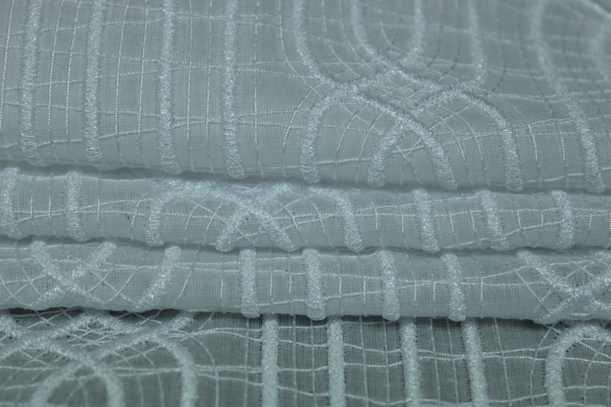 Tissu voile coton brodé - motif géométrique - blanc irisée - photo 2/6 | So Tissus