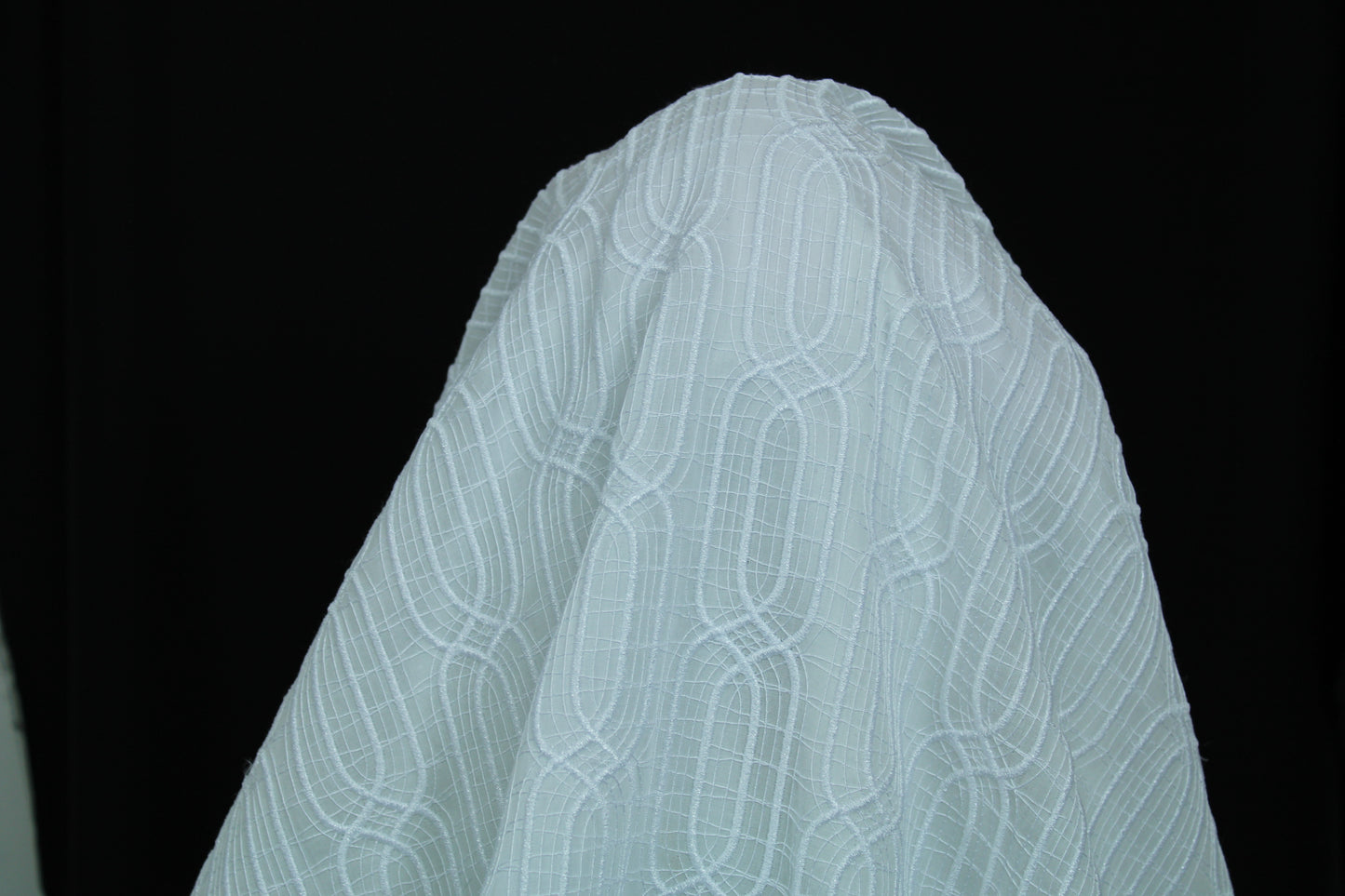 Tissu voile coton brodé - motif géométrique - blanc irisée - photo 3/6 | So Tissus