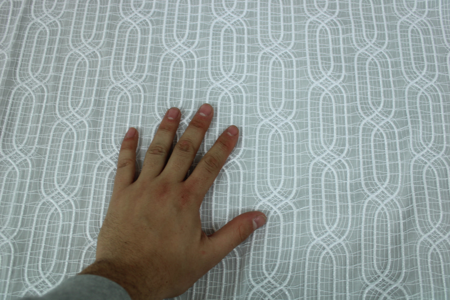 Tissu voile coton brodé - motif géométrique - blanc irisée - photo 4/6 | So Tissus