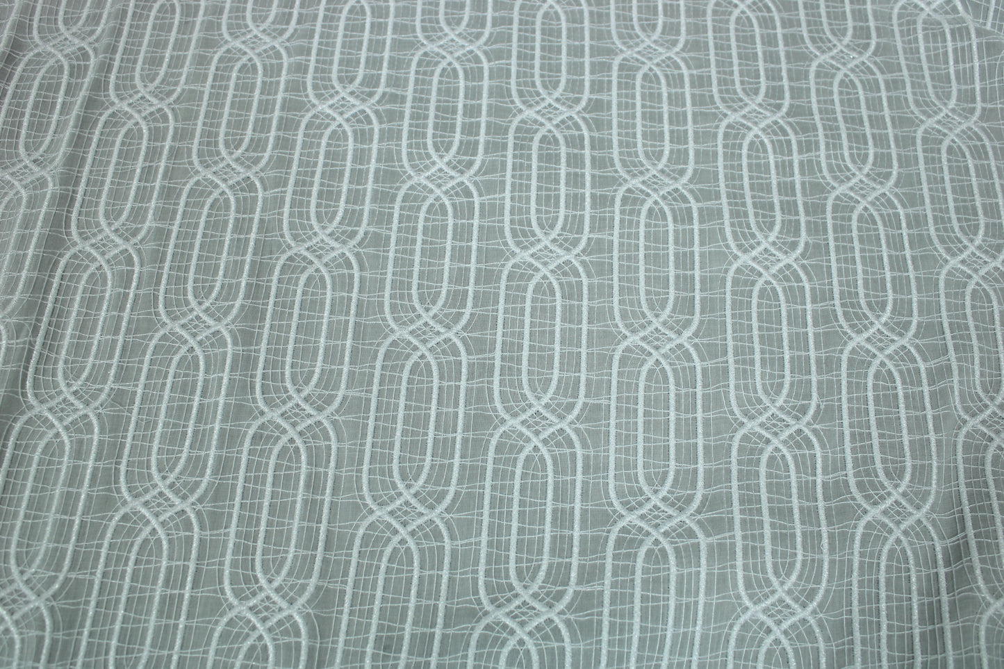Tissu voile coton brodé - motif géométrique - blanc irisée - photo 5/6 | So Tissus