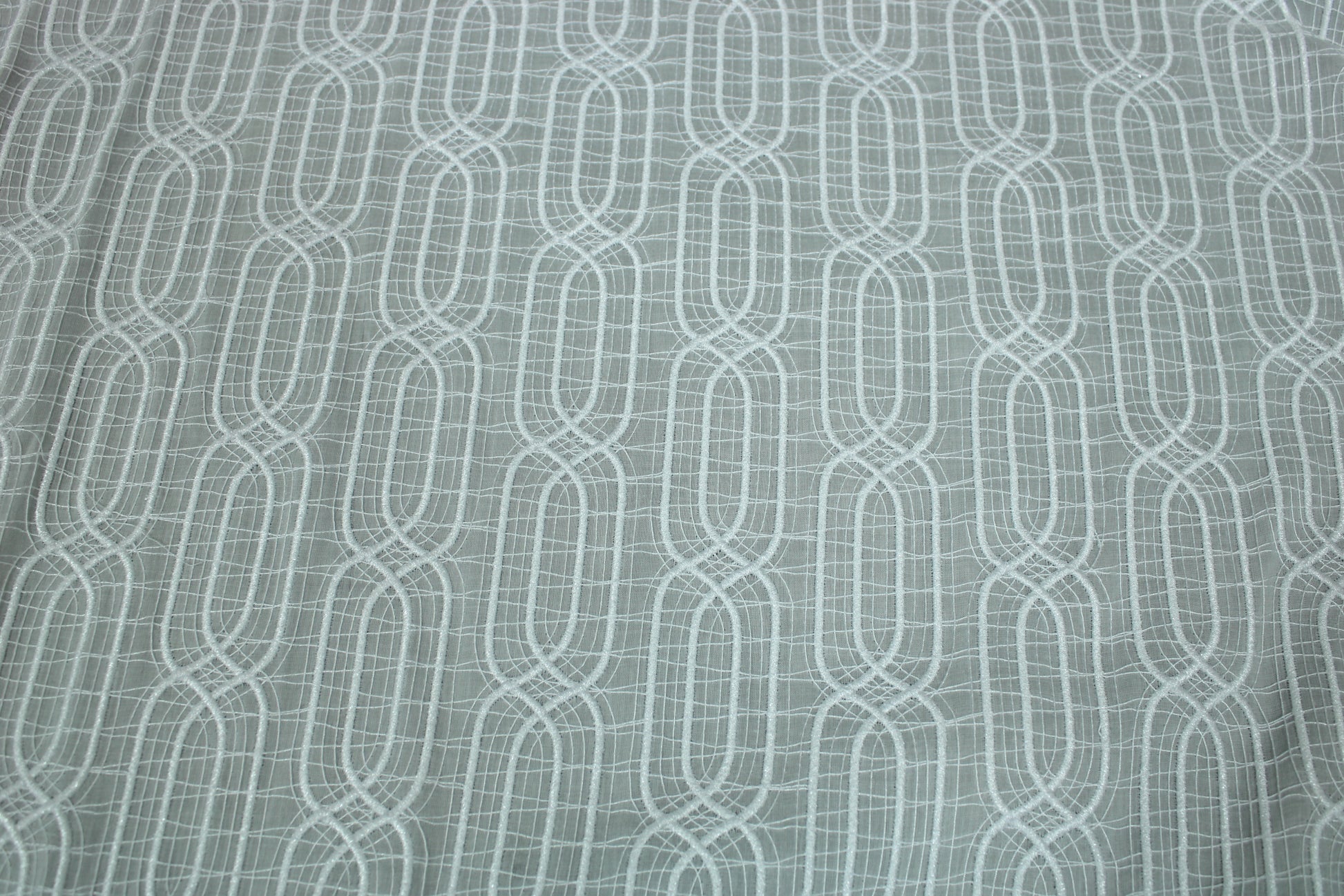 Tissu voile coton brodé - motif géométrique - blanc irisée - photo 5/6 | So Tissus