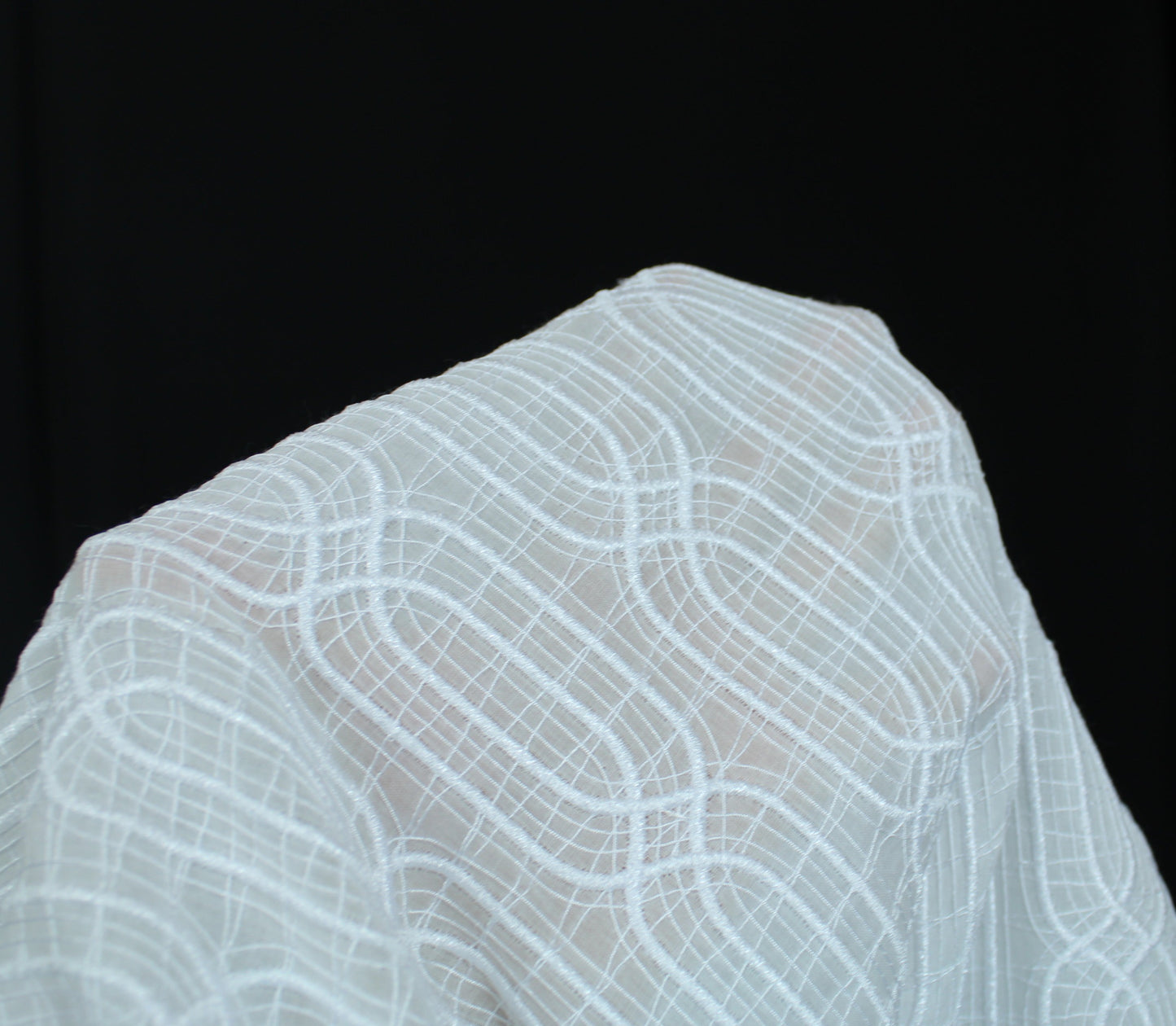 Tissu voile coton brodé - motif géométrique - blanc irisée - photo 6/6 | So Tissus