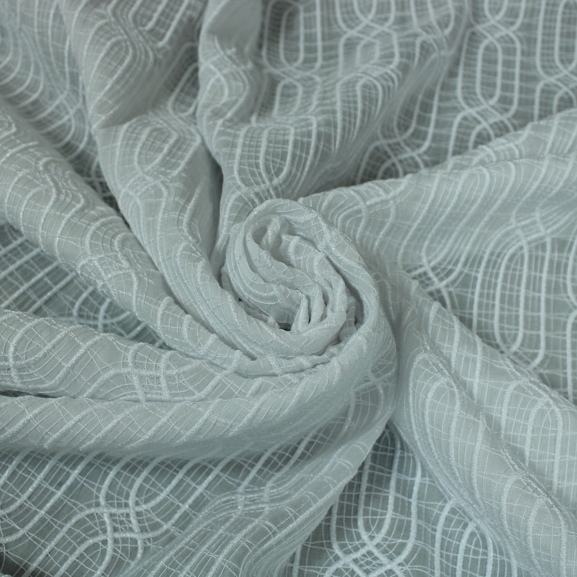 Tissu voile coton brodé - motif géométrique - blanc irisée - photo 1/6 | So Tissus