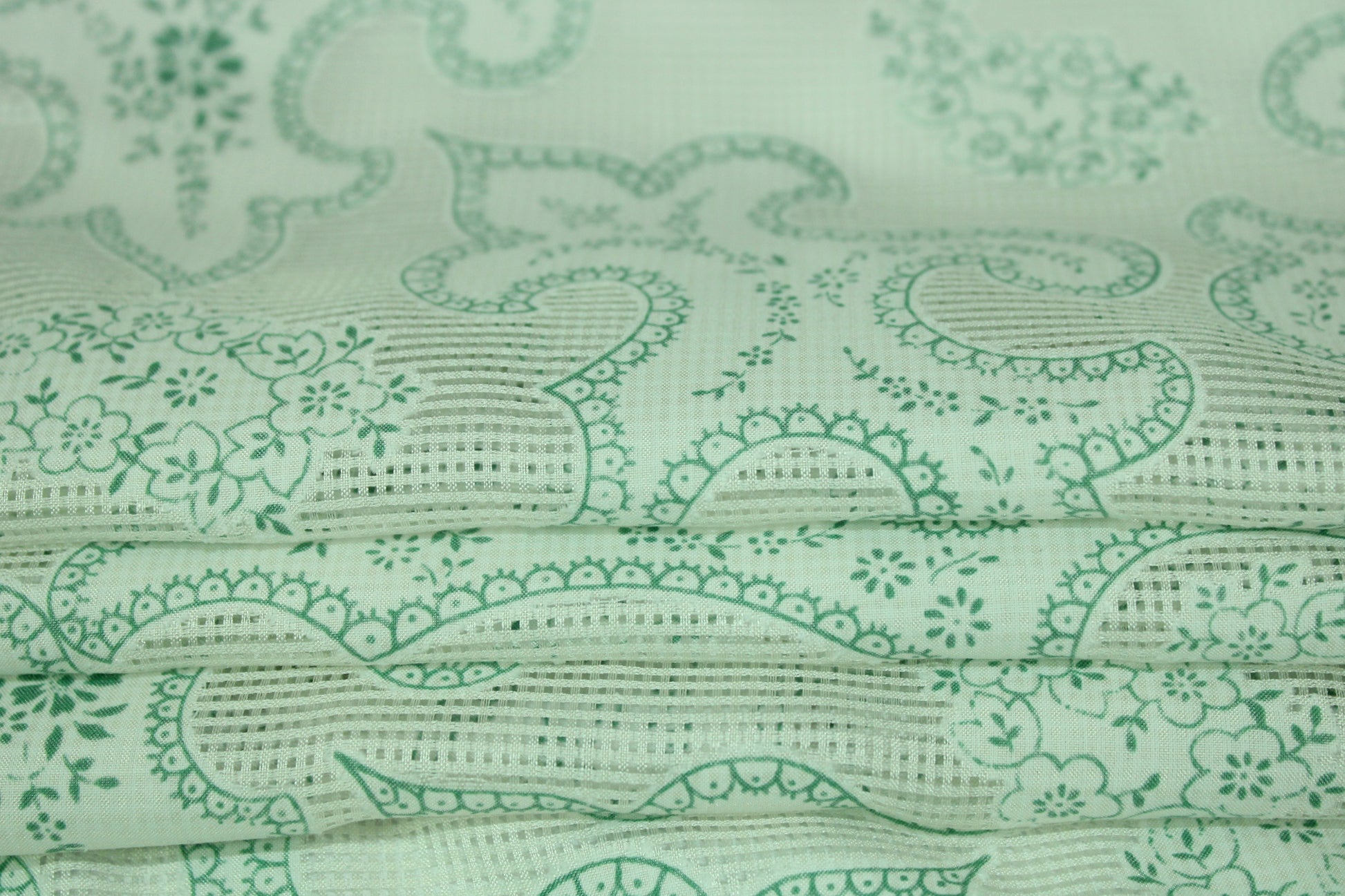 Tissu voile de soie et coton - imprimé arabesque - blanc et vert - photo 2/6 | So Tissus
