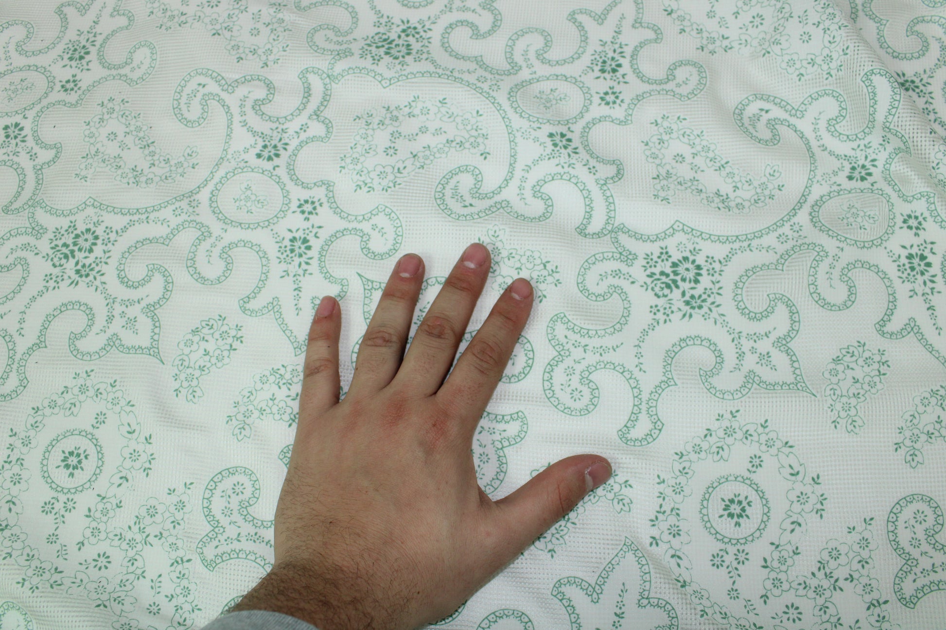 Tissu voile de soie et coton - imprimé arabesque - blanc et vert - photo 4/6 | So Tissus