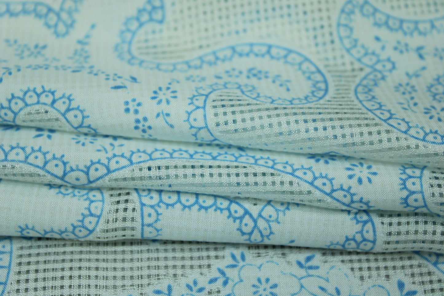Tissu voile de soie et coton- imprimé arabesque - blanc et bleu ciel - photo 2/6 | So Tissus