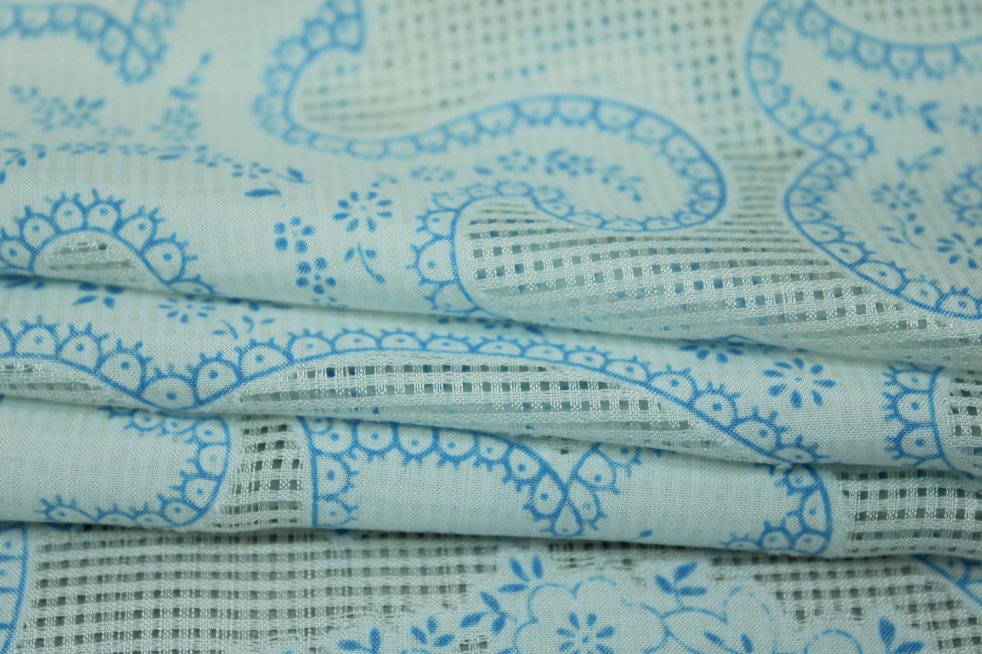 Tissu voile de soie et coton- imprimé arabesque - blanc et bleu ciel - photo 2/6 | So Tissus