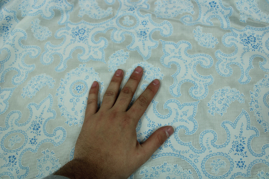 Tissu voile de soie et coton- imprimé arabesque - blanc et bleu ciel
