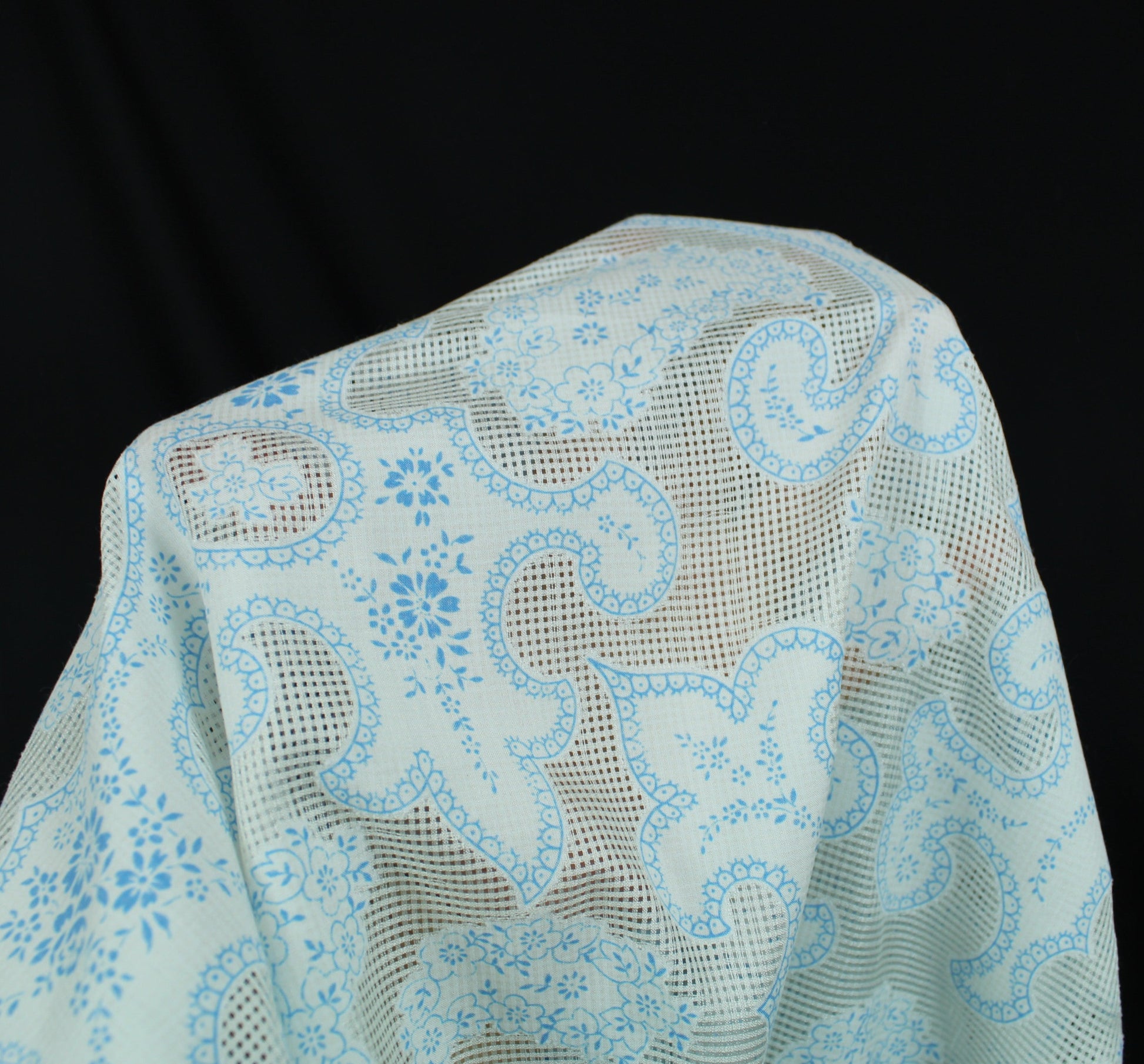 Tissu voile de soie et coton- imprimé arabesque - blanc et bleu ciel - photo 5/6 | So Tissus