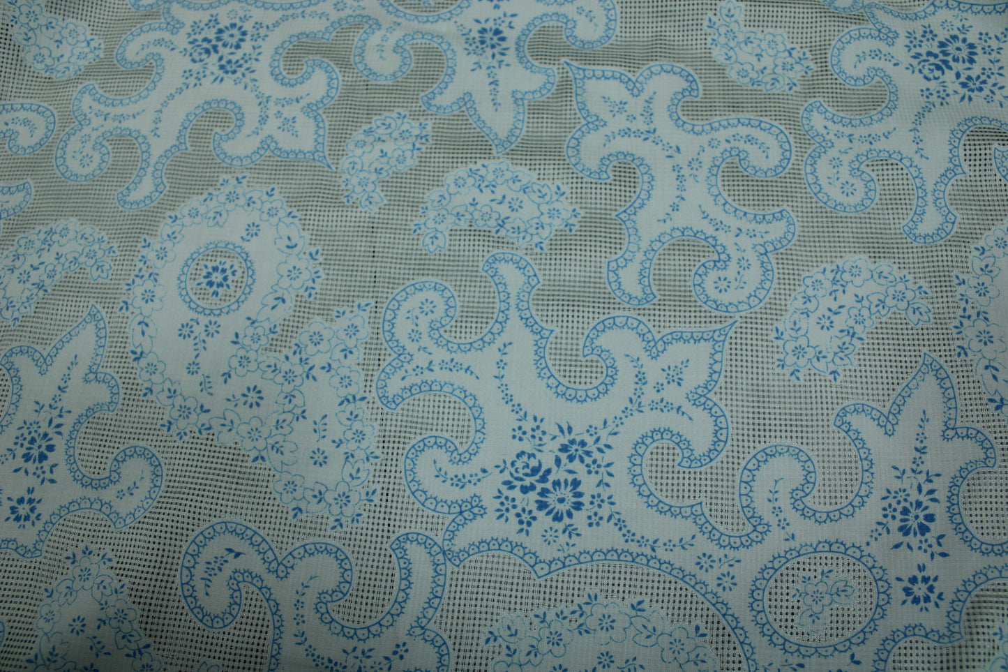 Tissu voile de soie et coton- imprimé arabesque - blanc et bleu ciel - photo 6/6 | So Tissus