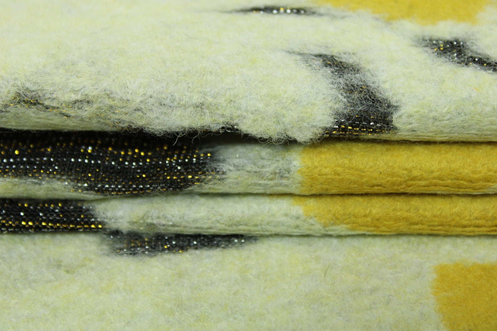 Tissu maille duveteuse - imprimé fleuri - ton jaune - photo 2/5 | So Tissus