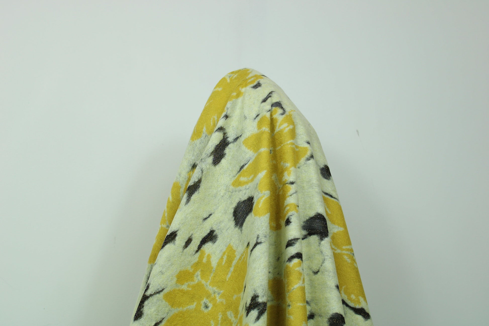 Tissu maille duveteuse - imprimé fleuri - ton jaune - photo 3/5 | So Tissus