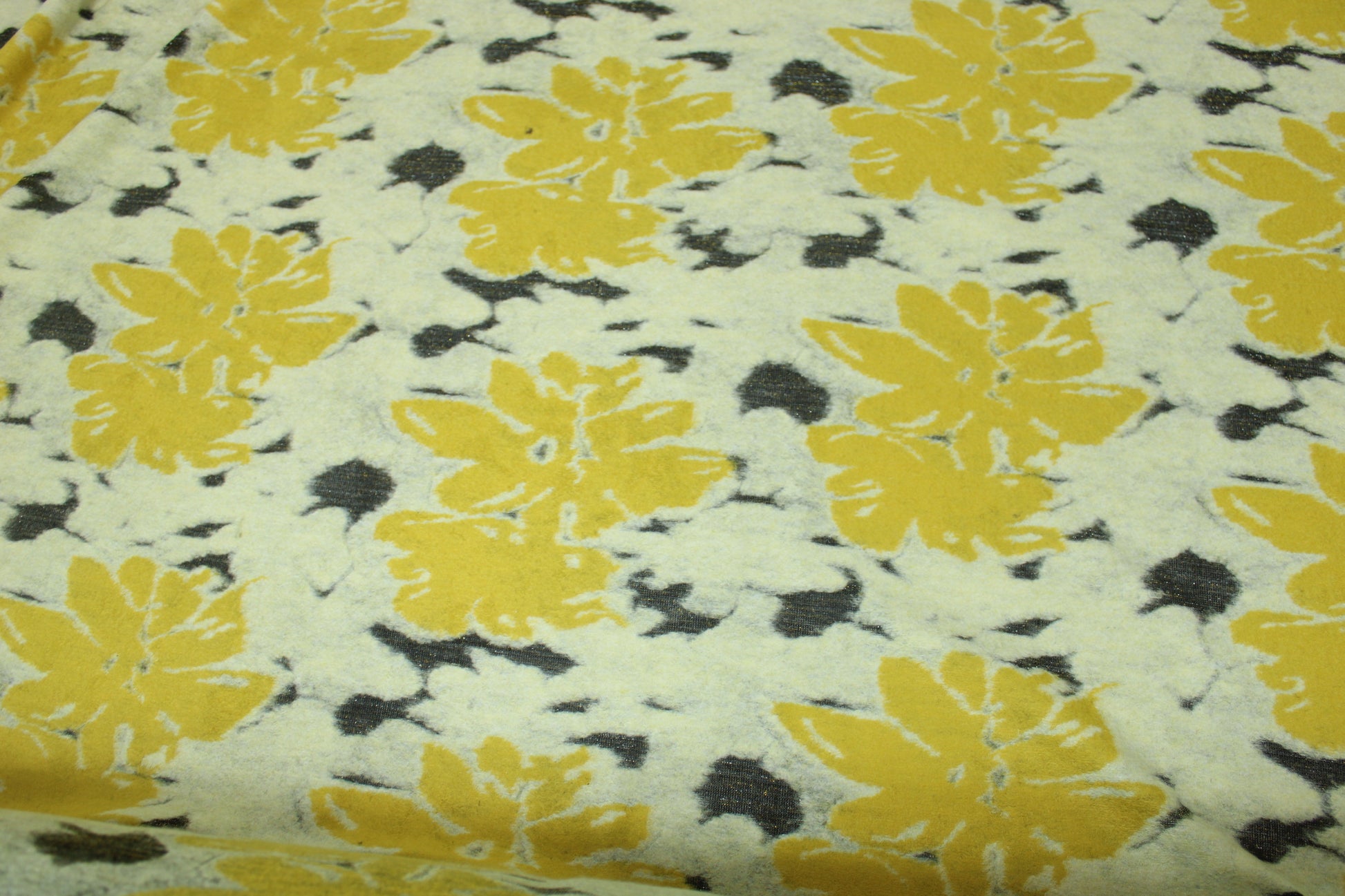 Tissu maille duveteuse - imprimé fleuri - ton jaune - photo 5/5 | So Tissus
