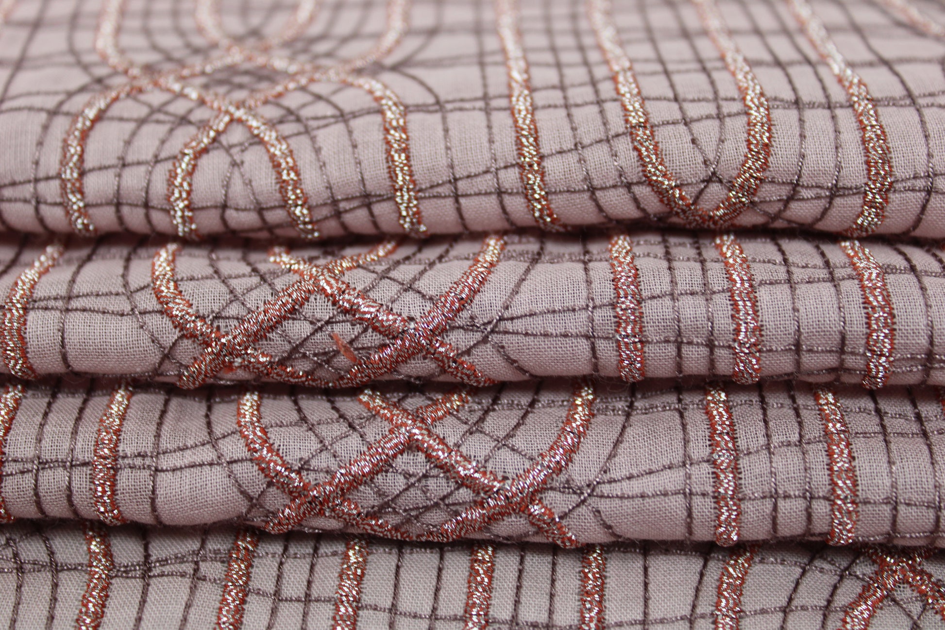 Tissu voile coton brodé - motif géométrique - vieux rose - photo 2/5 | So Tissus