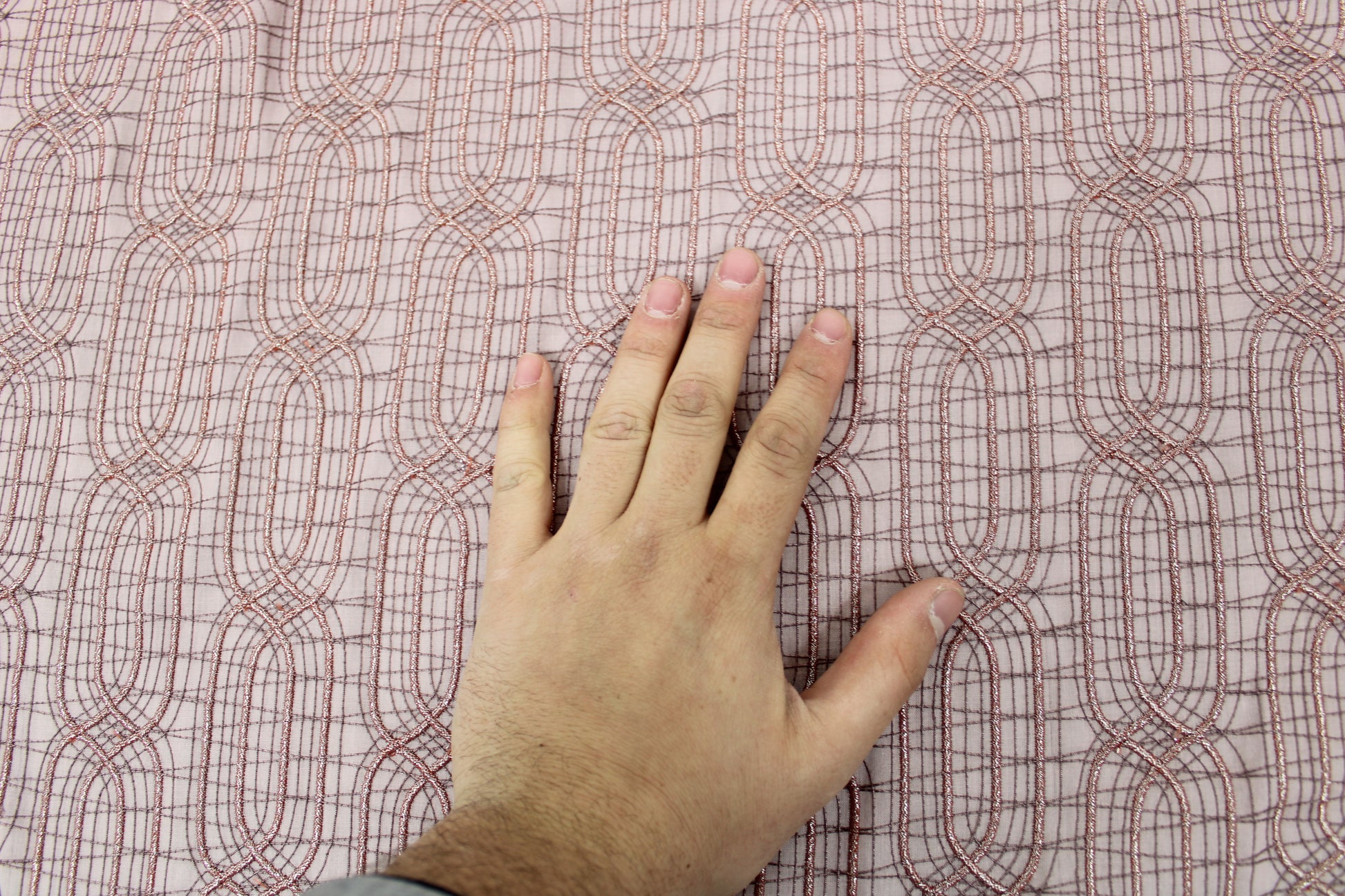 Tissu voile coton brodé - motif géométrique - vieux rose - photo 4/5 | So Tissus