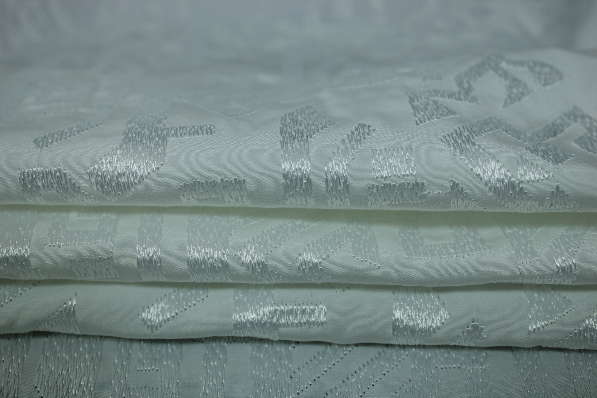 Tissu popeline de coton brodé - blanc - photo 2/5 | So Tissus