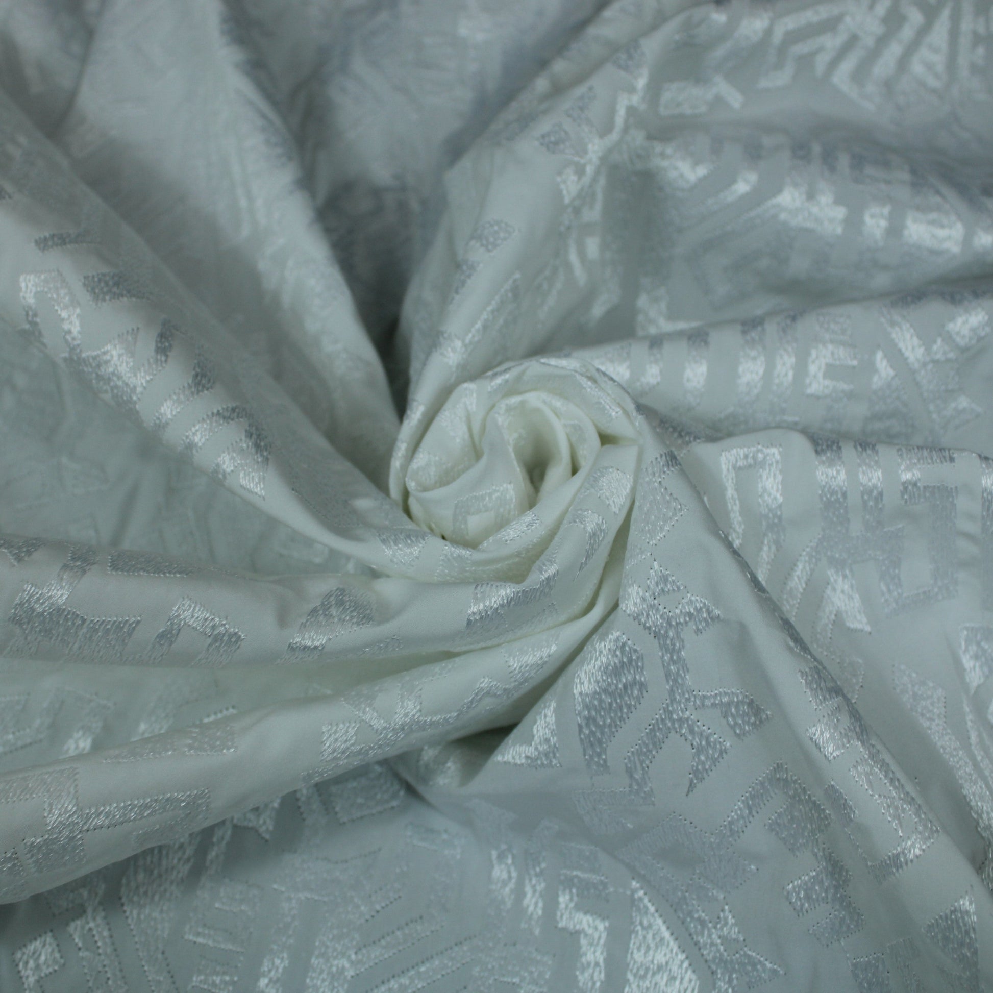 Tissu popeline de coton brodé - blanc - photo 1/5 | So Tissus
