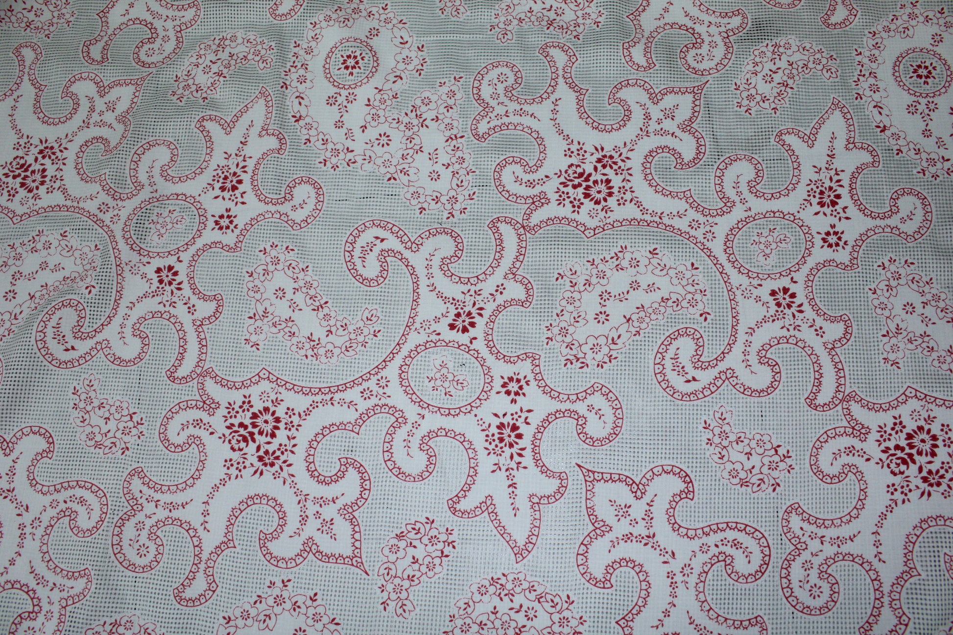 Tissu voile de soie et coton- imprimé arabesque - blanc et framboise - photo 4/5 | So Tissus