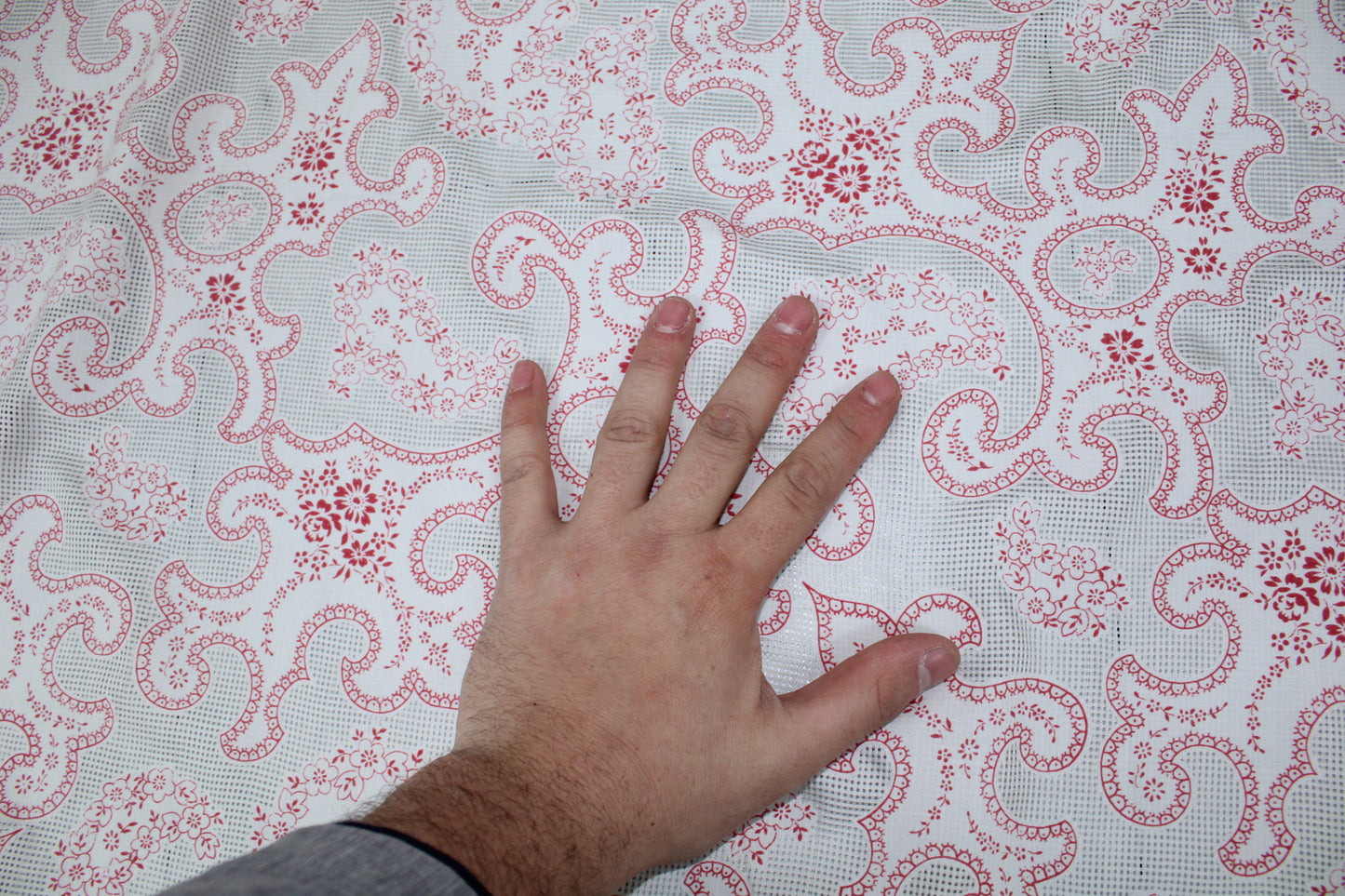 Tissu voile de soie et coton- imprimé arabesque - blanc et framboise - photo 5/5 | So Tissus