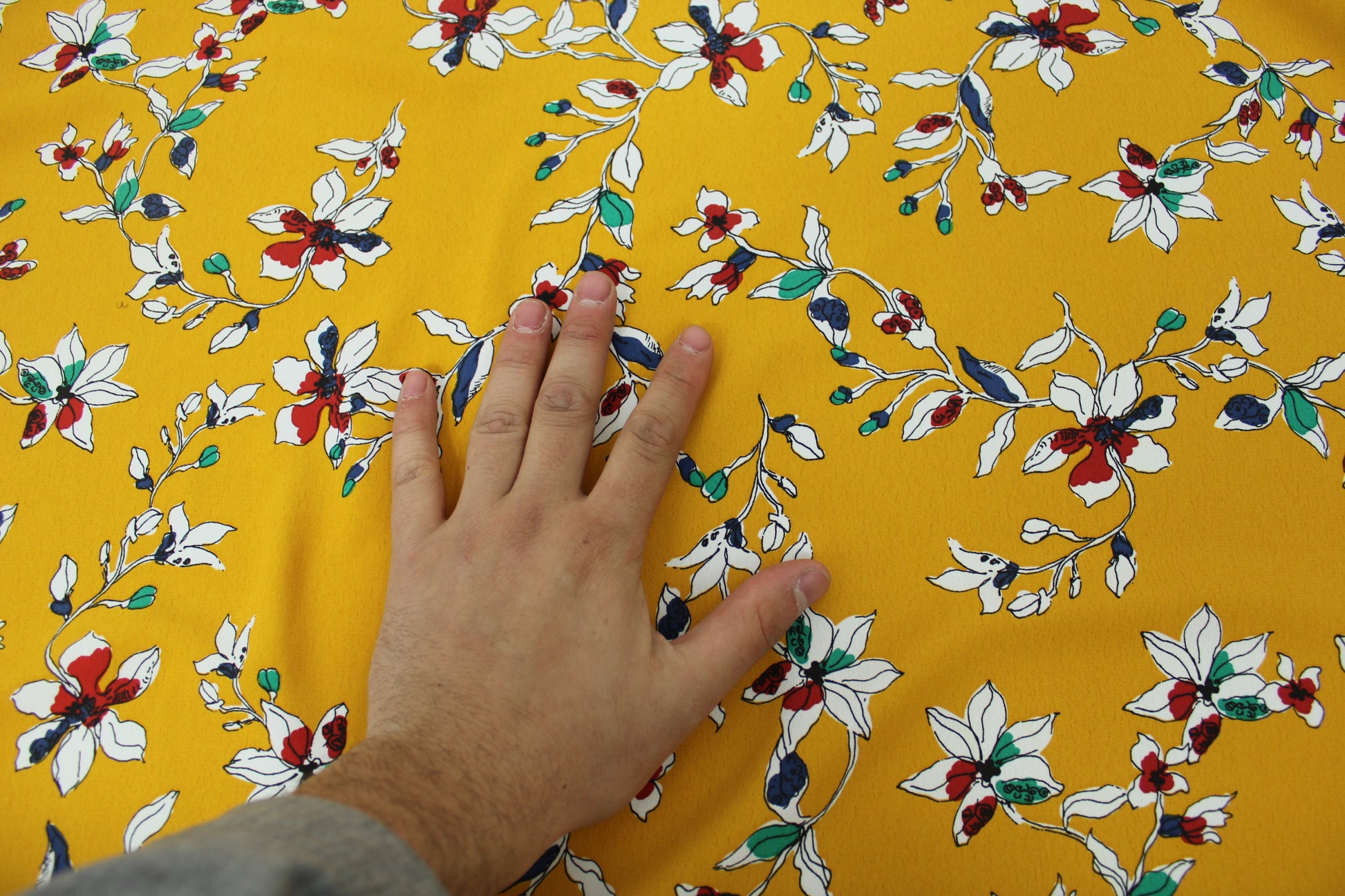 Tissu crêpe - imprimé fleuri - ton safran - photo 4/5 | So Tissus