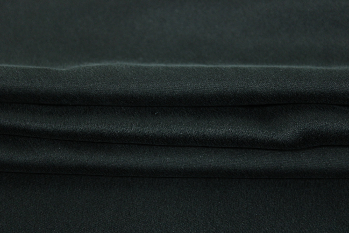 Tissu satin de soie lavé - noir - photo 2/3 | So Tissus