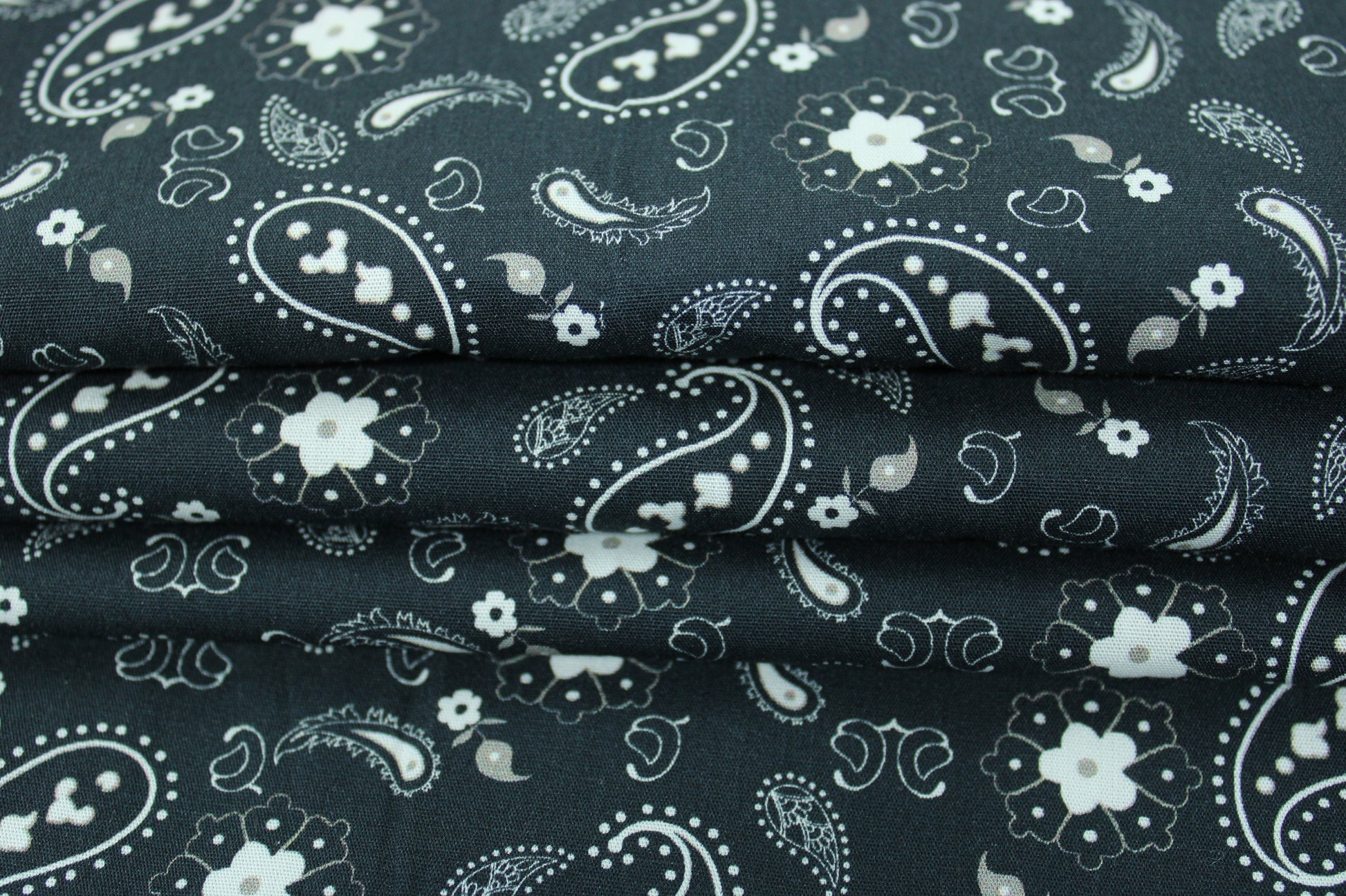 Tissu popeline coton - imprimé cachemire - ton gris noir - photo 2/5 | So Tissus