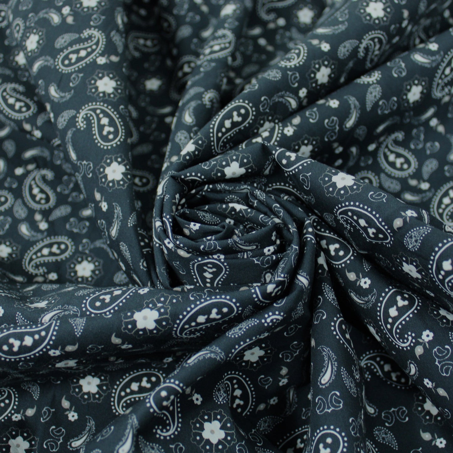 Tissu popeline coton - imprimé cachemire - ton gris noir - photo 1/5 | So Tissus