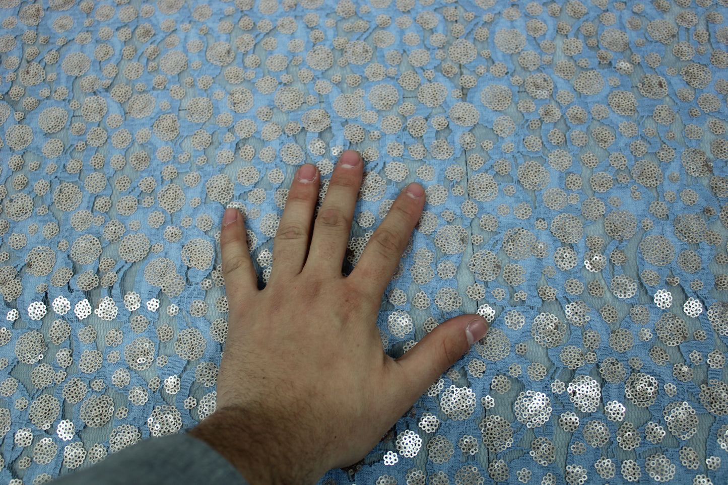 Tissus dentelle à paillettes - bleu ciel - photo 4/5 | So Tissus