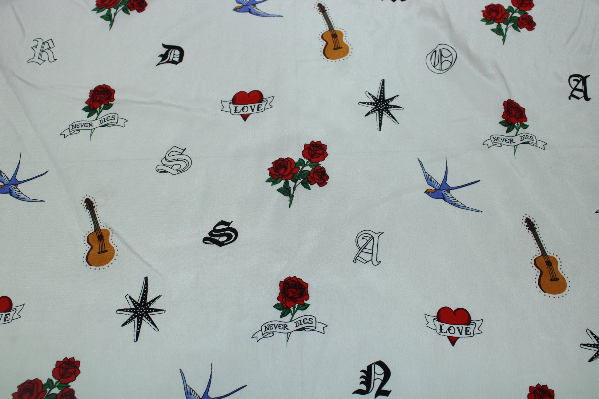 Tissu crêpe de chine 100% soie - imprimé tatouages - photo 3/4 | So Tissus