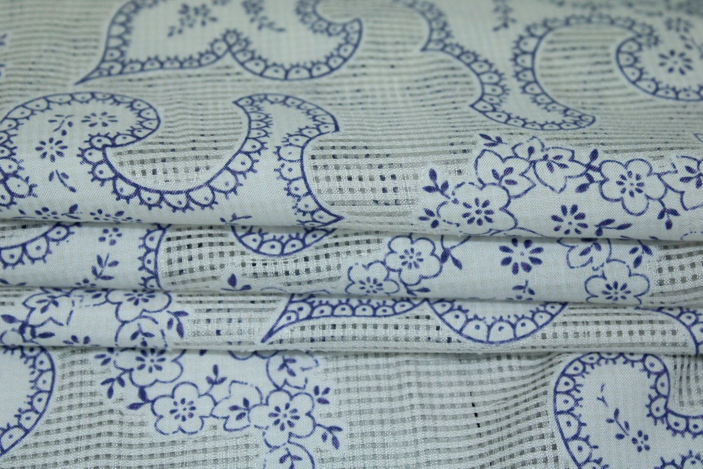 Tissu voile de soie et coton- imprimé arabesque - blanc et bleu - photo 2/5 | So Tissus