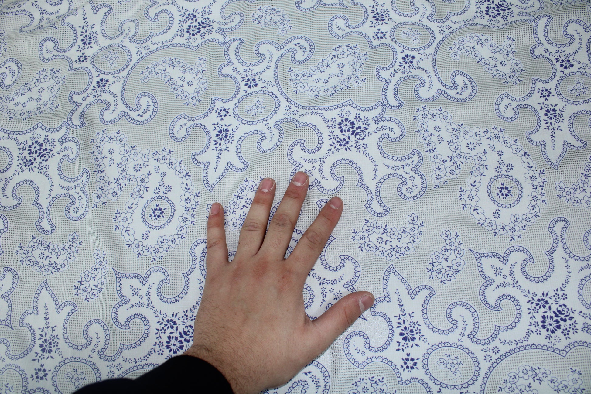 Tissu voile de soie et coton- imprimé arabesque - blanc et bleu - photo 5/5 | So Tissus