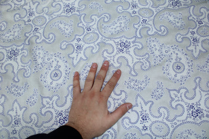 Tissu voile de soie et coton- imprimé arabesque - blanc et bleu - photo 5/5 | So Tissus
