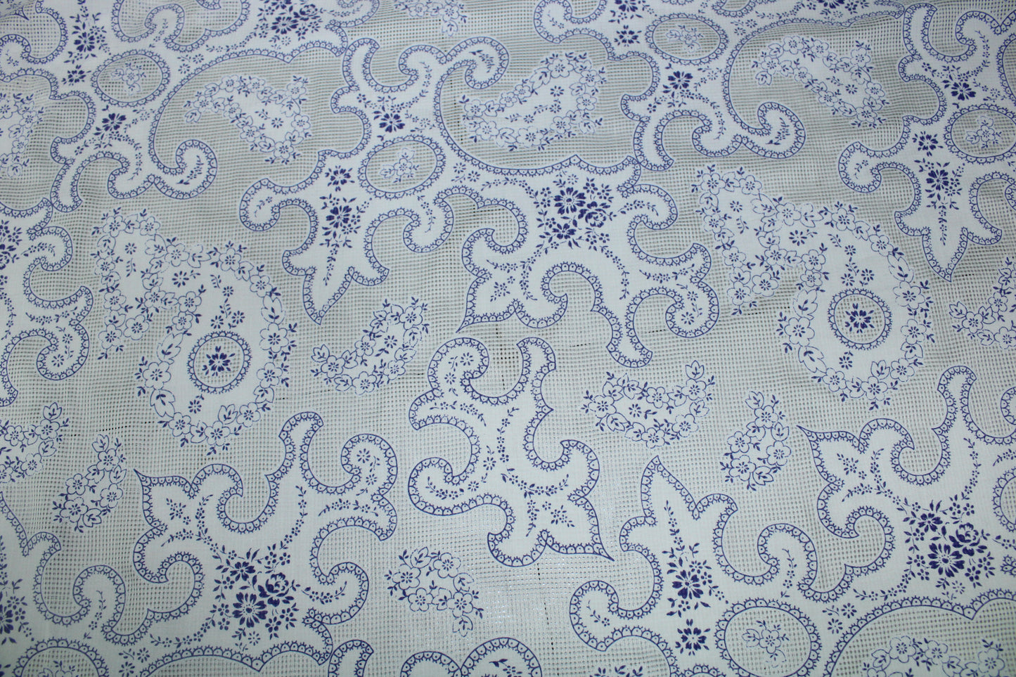 Tissu voile de soie et coton- imprimé arabesque - blanc et bleu - photo 4/5 | So Tissus