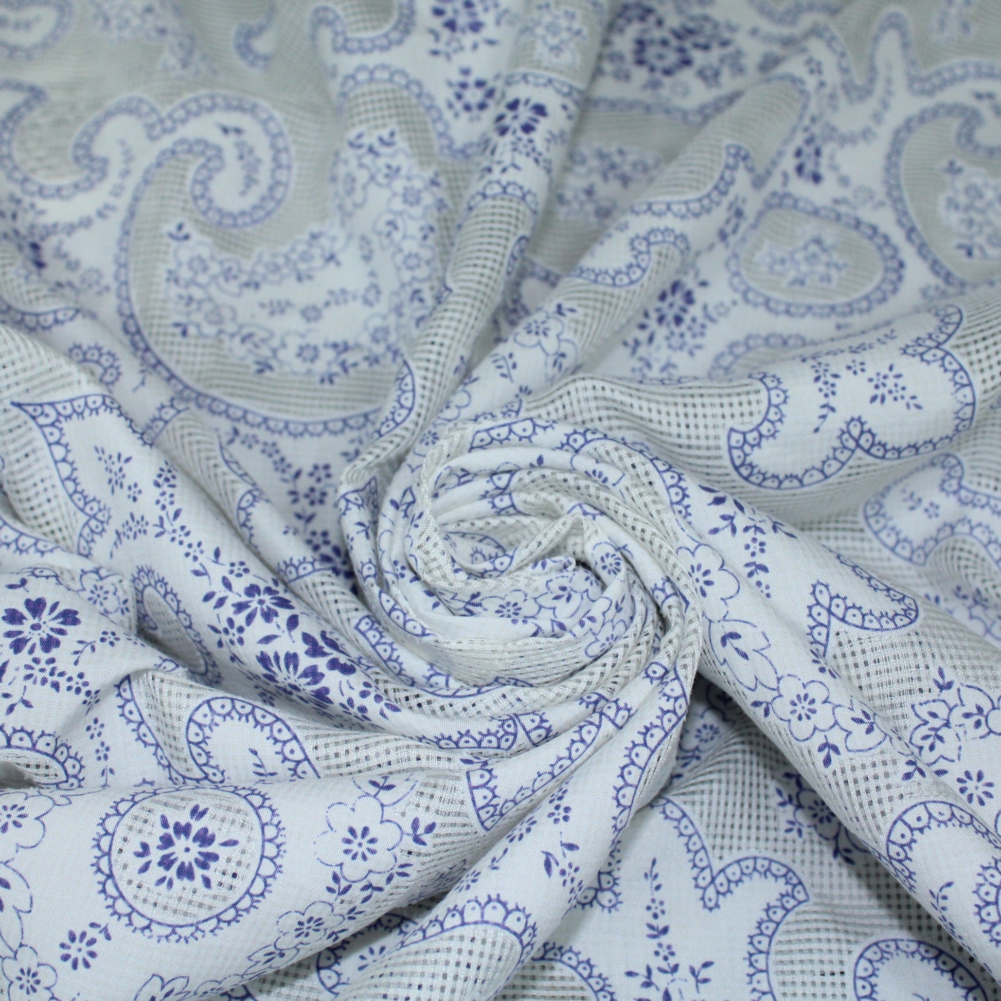 Tissu voile de soie et coton- imprimé arabesque - blanc et bleu - photo 1/5 | So Tissus