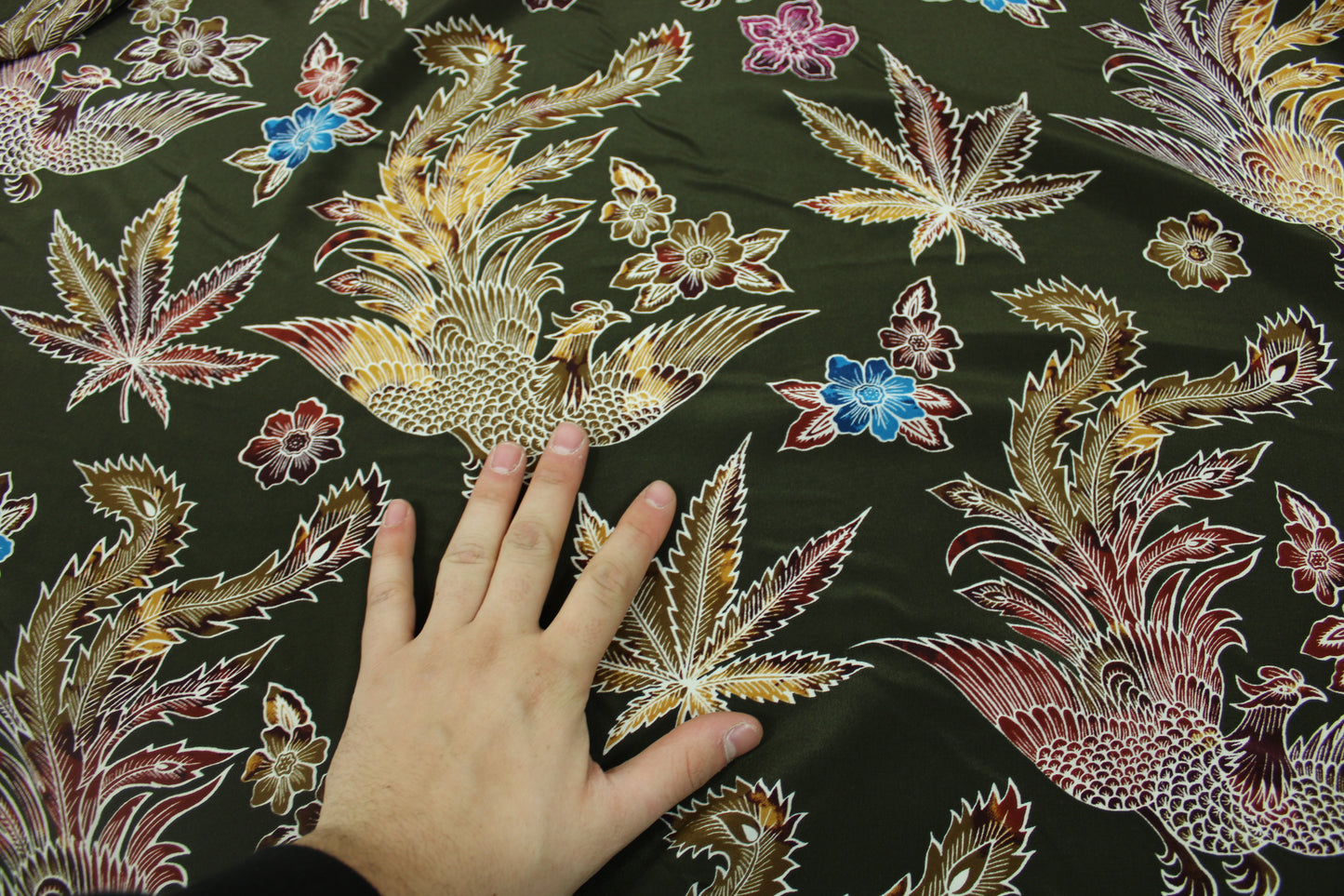 Tissu crêpe de chine 100% soie - imprimé paons et fleurs - photo 4/5 | So Tissus